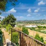 House With Garden In Feriehus Saint-Laurent-du-Var